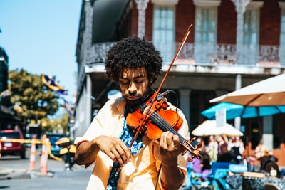 法国区新奥尔良街头拉小提琴或小提琴的人